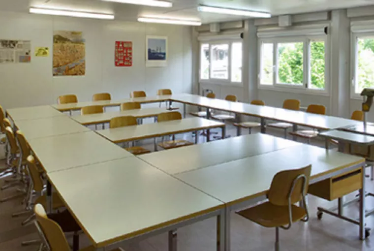 grande salle de classe spacieuse et lumineuse