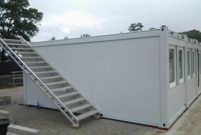 Fêtes des Solidarités installation de l'escalier menant au futur étage